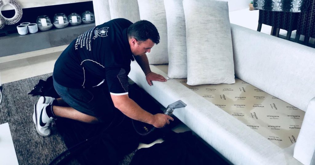 Steam Cleaning vs Dry Cleaning: The Best Choice for Sofas